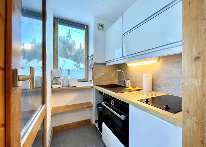 Rénové Avec Terrasse Et Accès Pistes, Parking Inclus - Fr-1-351-252